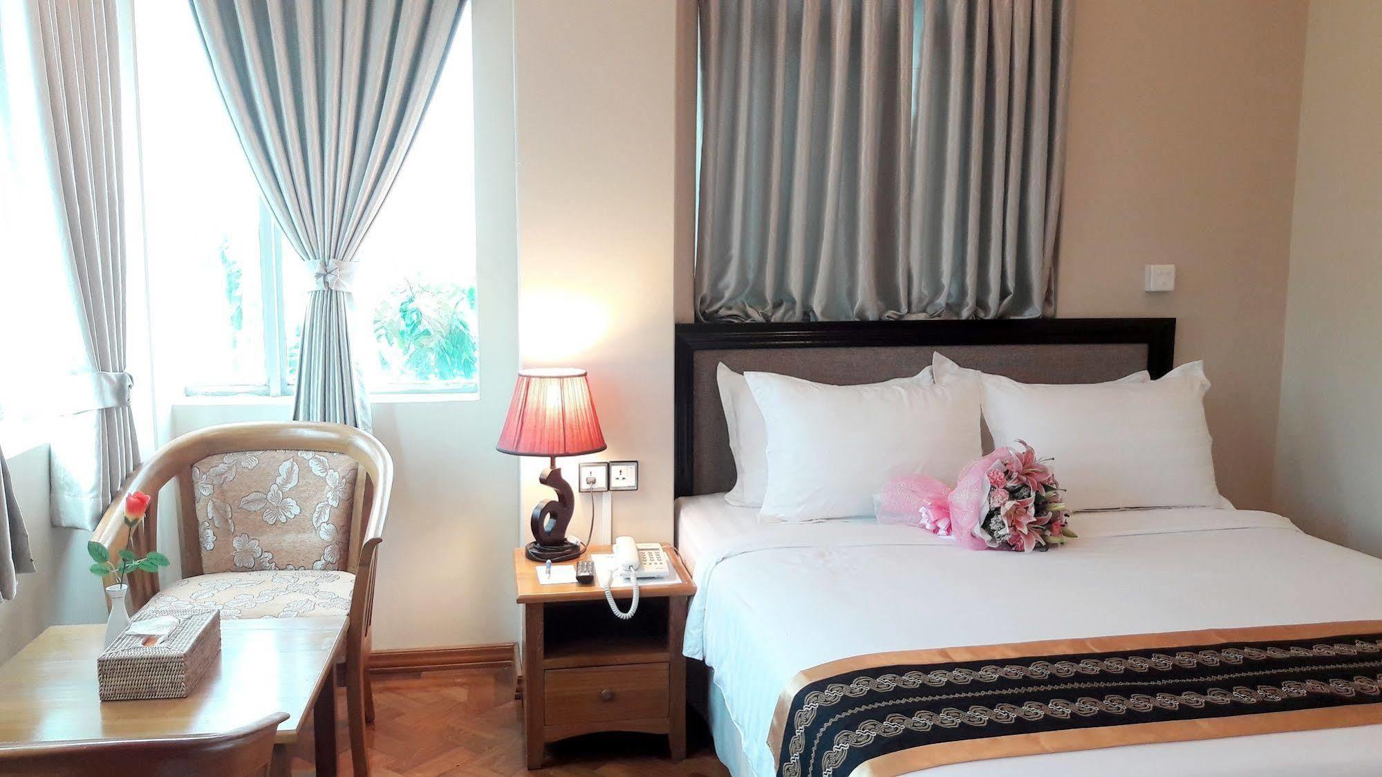 Grand Laurel Hotel Янгон Экстерьер фото