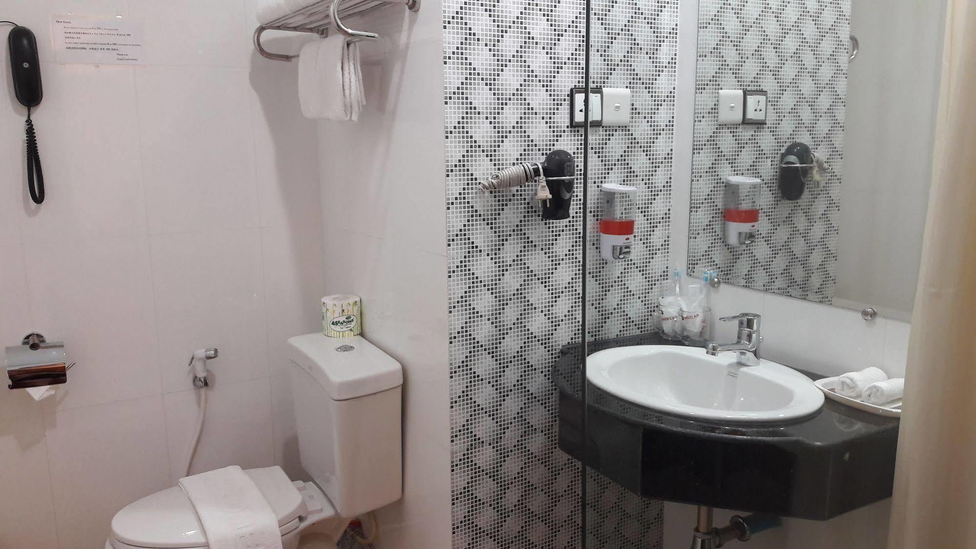 Grand Laurel Hotel Янгон Экстерьер фото