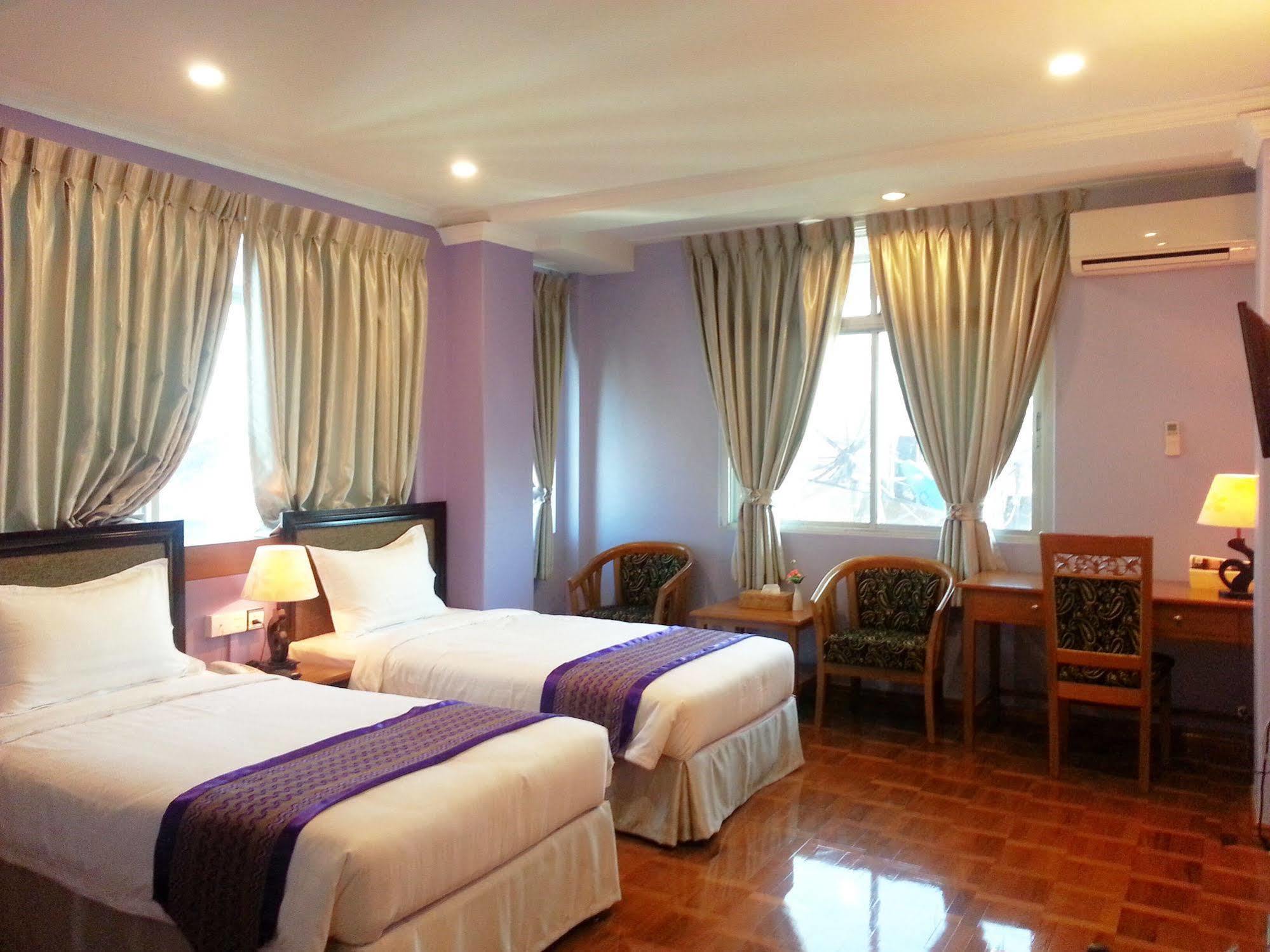 Grand Laurel Hotel Янгон Экстерьер фото