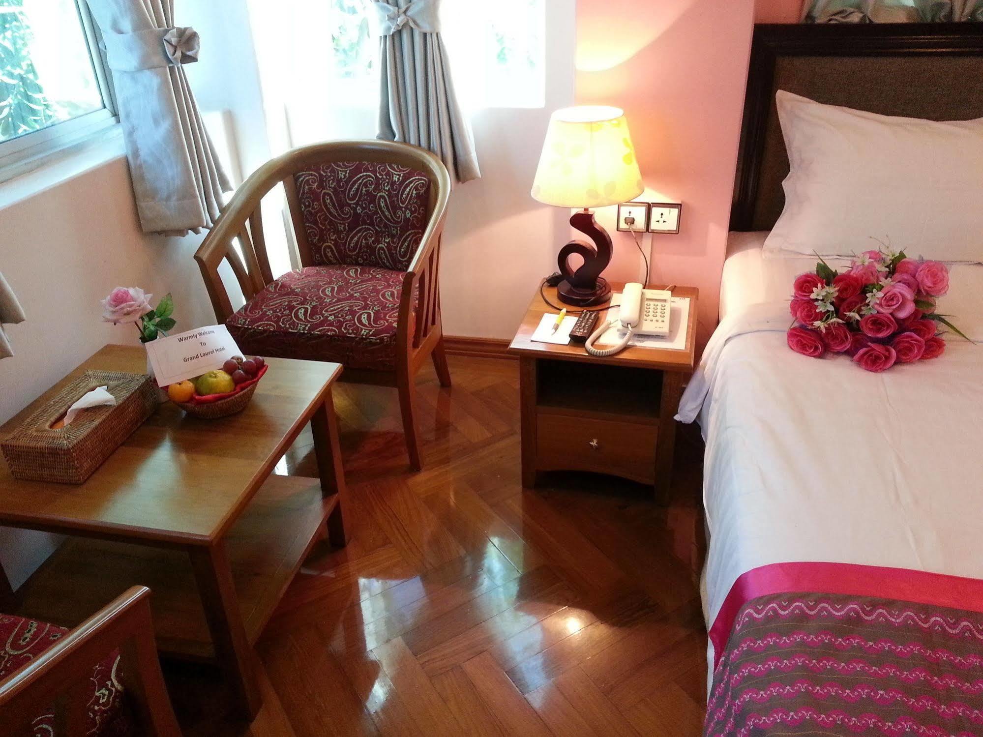 Grand Laurel Hotel Янгон Экстерьер фото