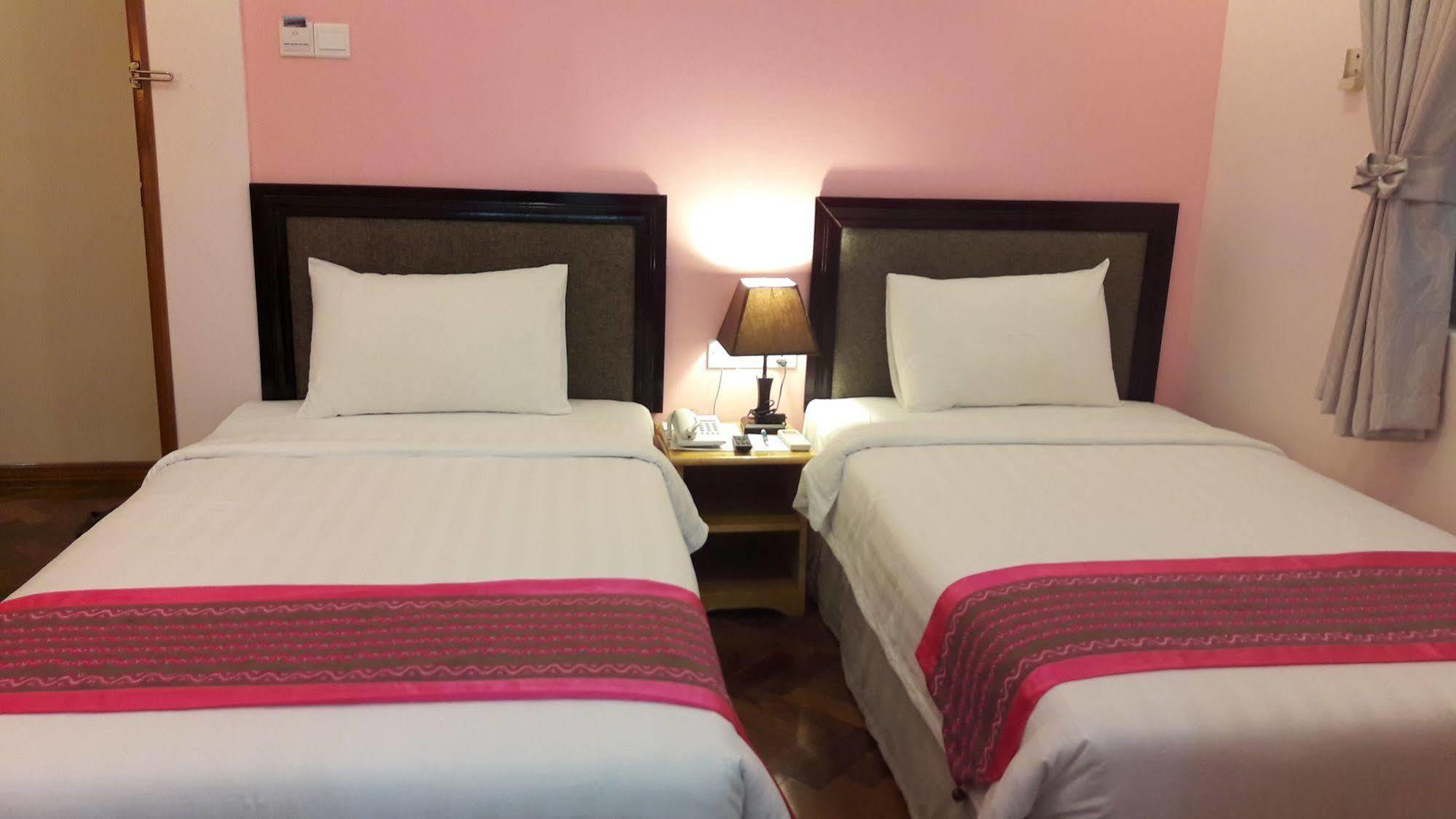 Grand Laurel Hotel Янгон Экстерьер фото