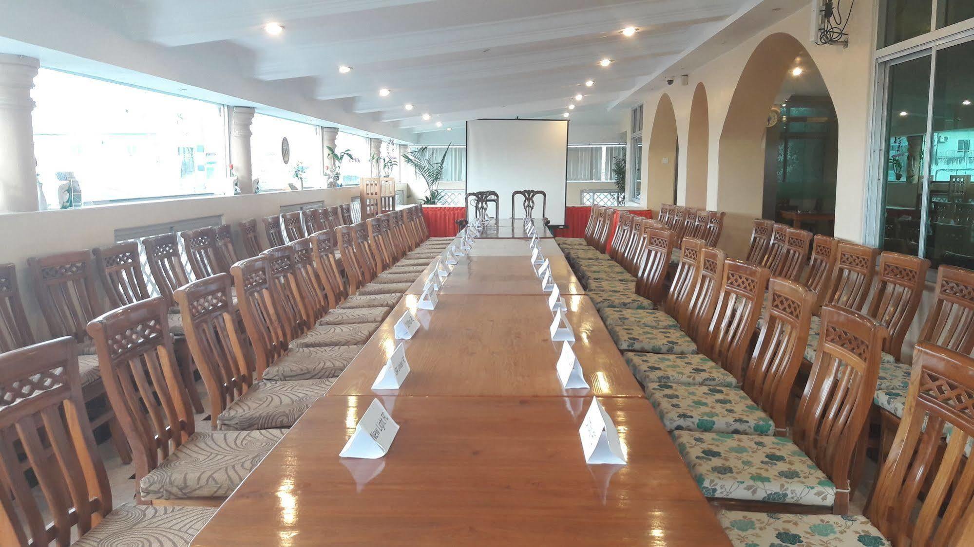 Grand Laurel Hotel Янгон Экстерьер фото